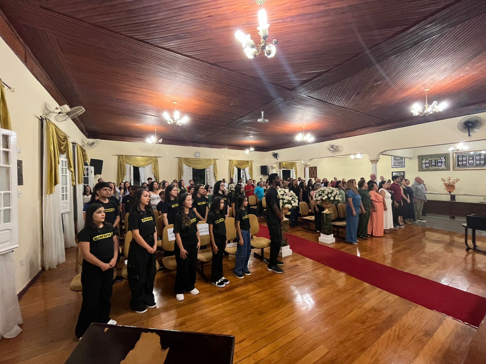 Estudantes de Cristina-MG recebem Diplomas de Aluno Nota 10 na Câmara Municipal